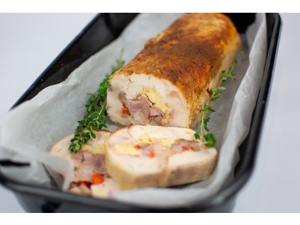 Kuřecí roládka plněná plněná zeleninou, vejcem a klobásou