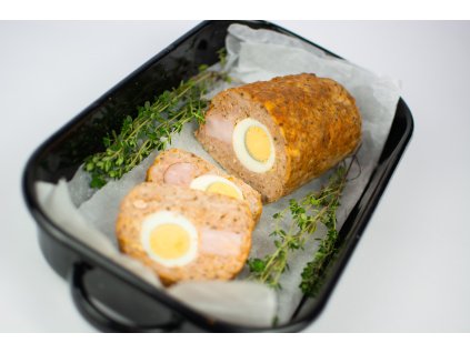 Domácí sekaná pečeně s vejcem a klobáskou