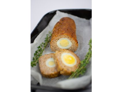 Domácí sekaná pečeně s vejcem a kyselou okurkou