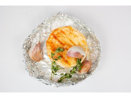 Nakládaný cammembert s brusinkou, lehkým salátkem z polníčku a bagetkou 