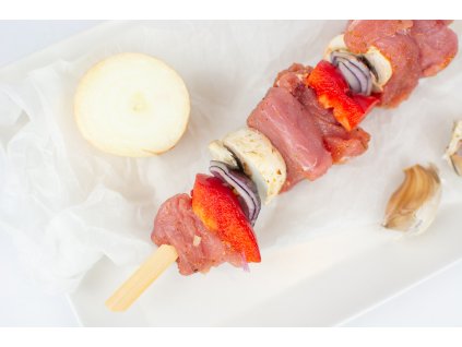 Vepřové špízy z panenské svíčkové s čerstvou cibulí, paprikami a žampiony