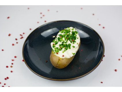 Grilovaná brambora s česneko-tvarohovým dipem