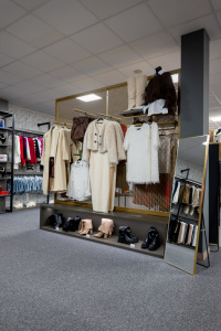 Kamenná predajňa s oblečením Shark