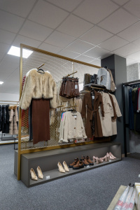 Kamenná predajňa s oblečením Shark