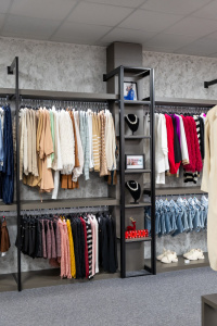 Kamenná predajňa s oblečením Shark