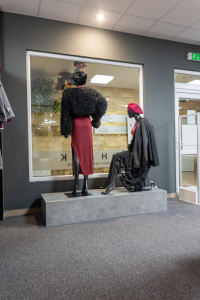 Kamenná predajňa s oblečením Shark