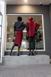 Kamenná predajňa s oblečením Shark