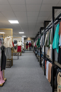 Kamenná predajňa s oblečením Shark