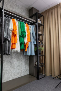 Kamenná predajňa s oblečením Shark