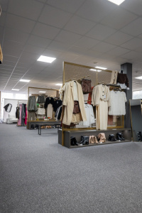 Kamenná predajňa s oblečením Shark