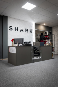Kamenná predajňa s oblečením Shark