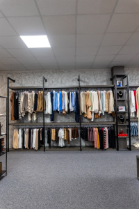 Kamenná predajňa s oblečením Shark