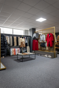 Kamenná predajňa s oblečením Shark