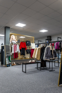 Kamenná predajňa s oblečením Shark