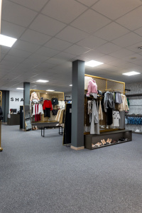 Kamenná predajňa s oblečením Shark