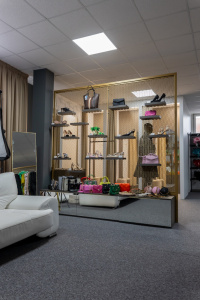 Kamenná predajňa s oblečením Shark