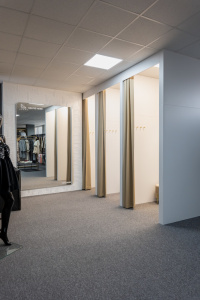 Kamenná predajňa s oblečením Shark