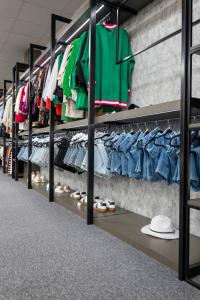 Kamenná predajňa s oblečením Shark