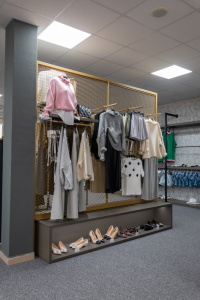 Kamenná predajňa s oblečením Shark