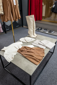 Kamenná predajňa s oblečením Shark