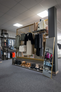 Kamenná predajňa s oblečením Shark