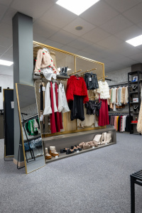 Kamenná predajňa s oblečením Shark