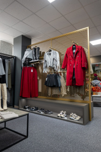 Kamenná predajňa s oblečením Shark