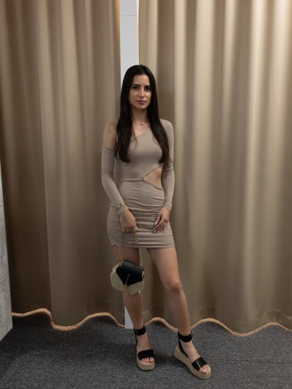 Béžové šaty s výkrojom