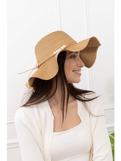 Slamený klobúk s perlovou dekoráciou