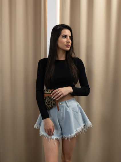 Vrúbkovaný čierny crop top