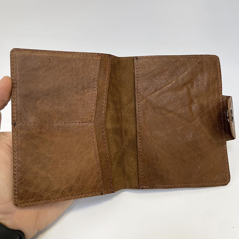 Světle hnědý kožený obal na pas s gravírovaným monogramem | BE ORIGINAL