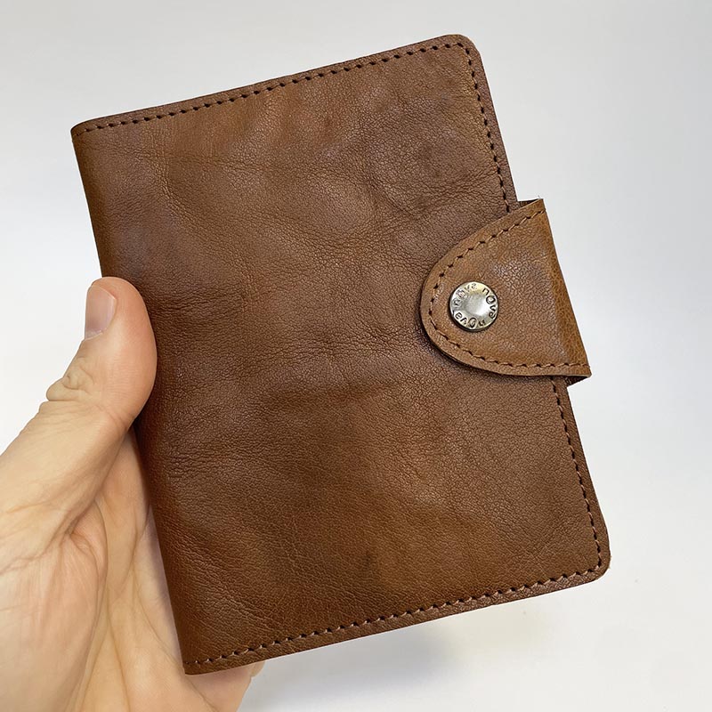 Světle hnědý kožený obal na pas s gravírovaným monogramem | BE ORIGINAL