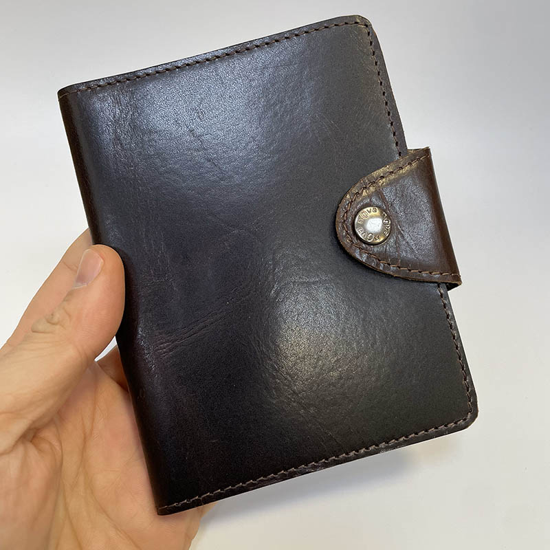 Tmavě hnědý kožený obal na pas s monogramem nebo fotkou | BE ORIGINAL