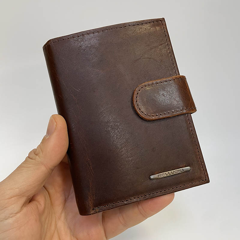 Pánská kožená peněženka Bellugio na výšku se zapínáním a vlastním monogramem