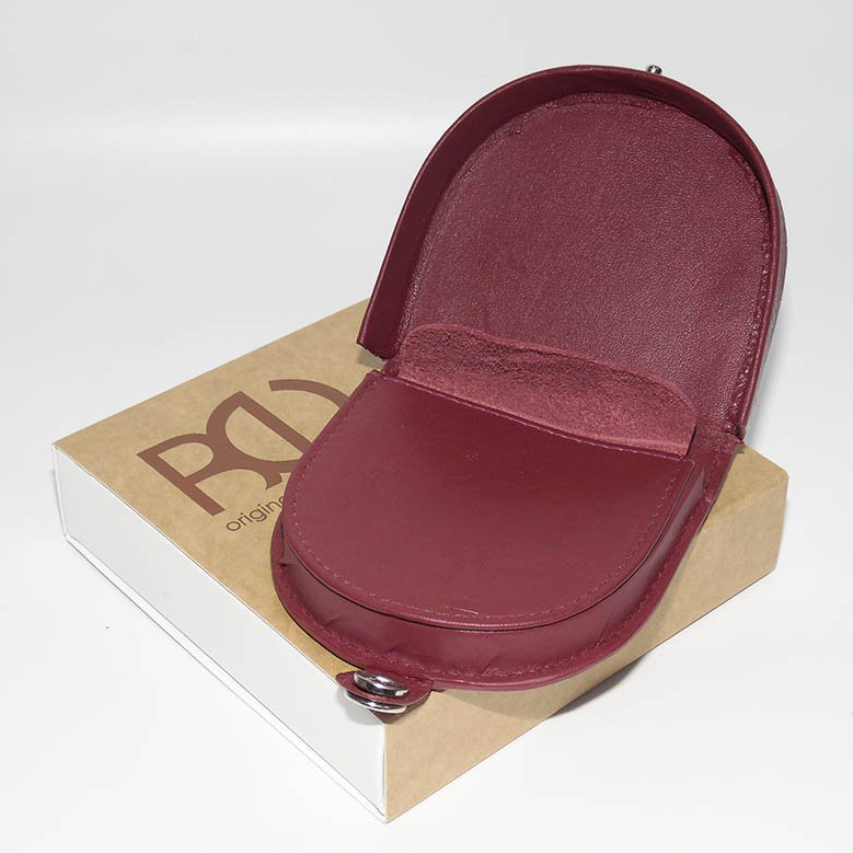 Červené kožené pouzdro s monogramem | BEORIGINAL