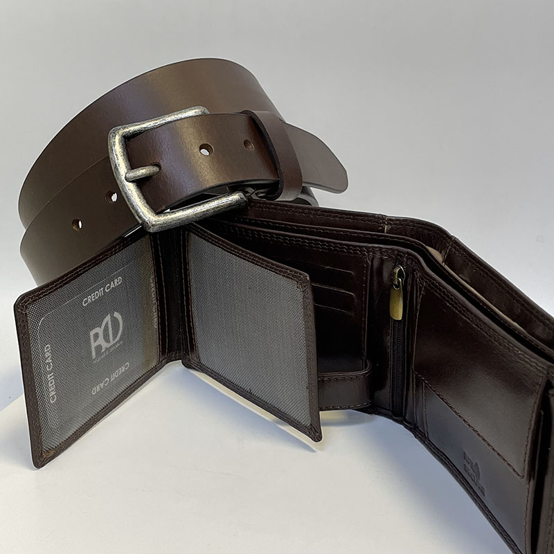 Tmavě hnědý kožený set ROYAL – peněženka + pásek s vlastním monogramem
