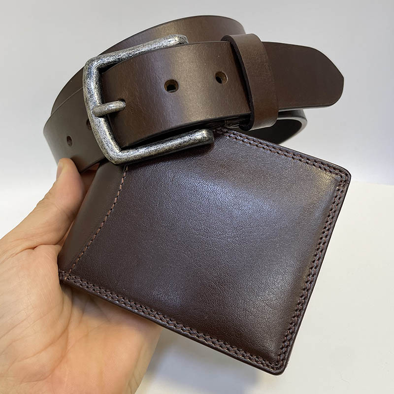 Tmavě hnědý kožený set ROYAL – peněženka + pásek s vlastním monogramem