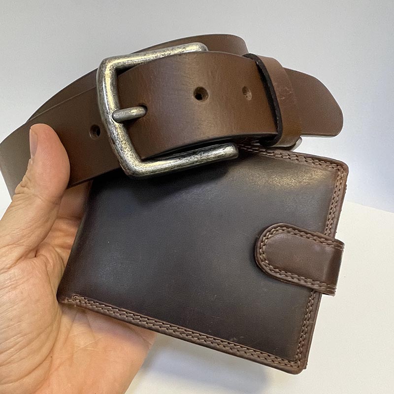 Pánský hnědý kožený set PREMIUM RFID – peněženka a pásek s monogramem