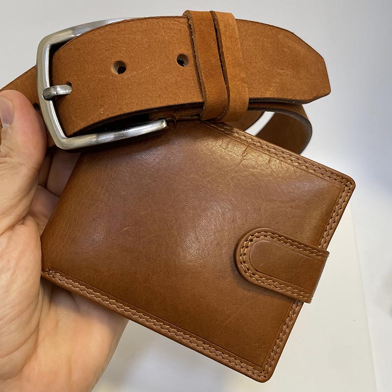 Pánský hnědý kožený set EXCLUSIVE RFID – peněženka a pásek s monogramem