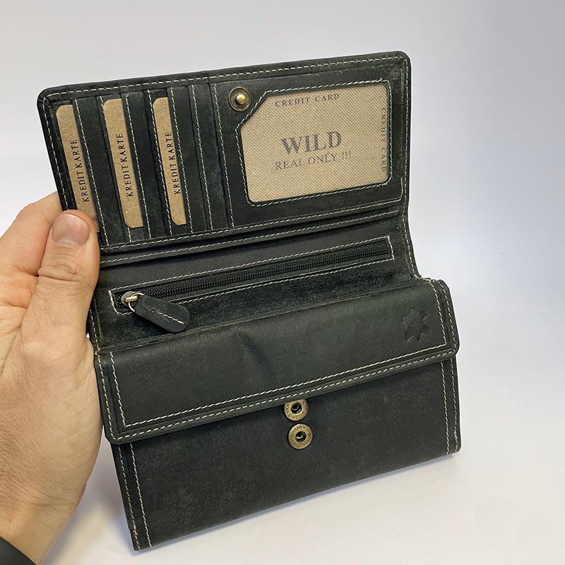 Dámská černá peněženka WILD LEATHER s monogramem – personalizace na míru