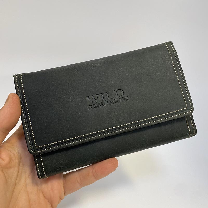 Dámská černá peněženka WILD LEATHER s monogramem – personalizace na míru