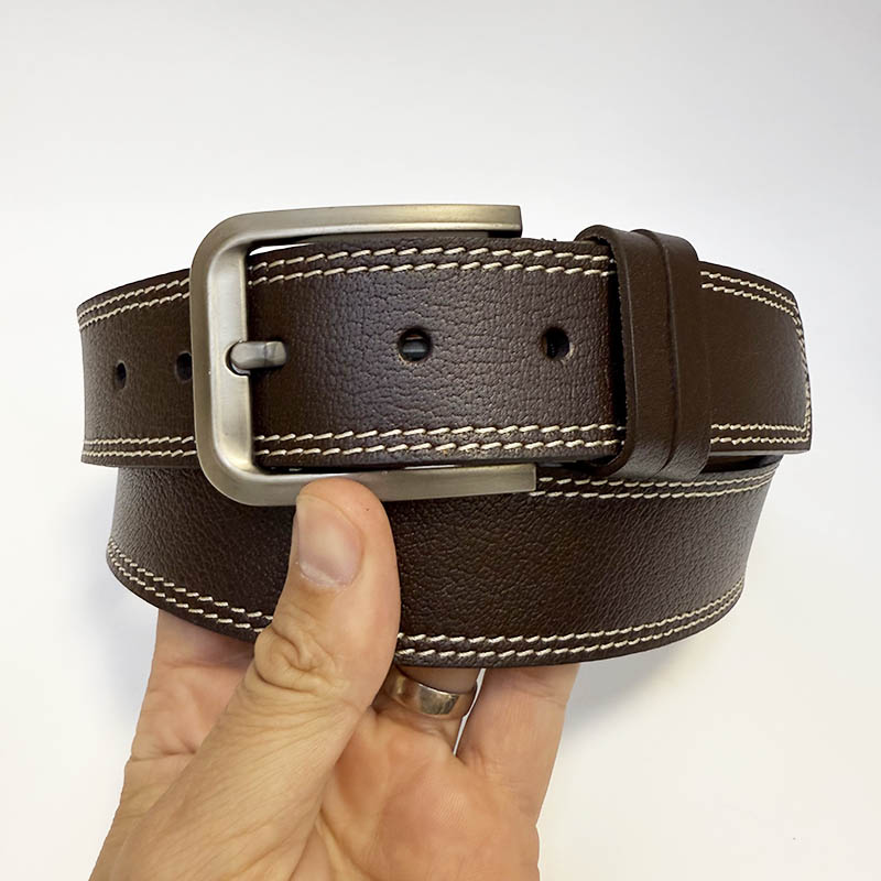 Tmavě hnědý pánský kožený pásek s gravírováním a monogramem | Tvujoriginal.cz