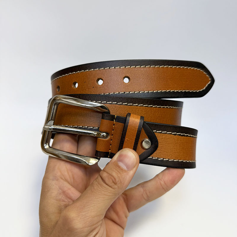Pánský pásek COMBO Leather světle hnědá / černá s monogramem | Tvujoriginal.cz