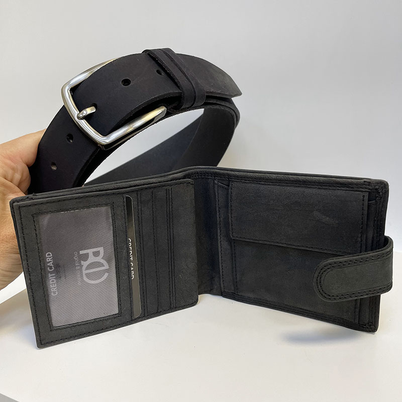 Černá kožená peněženka + černý kožený pásek s ražbou vlastního monogramu (ZDARMA)