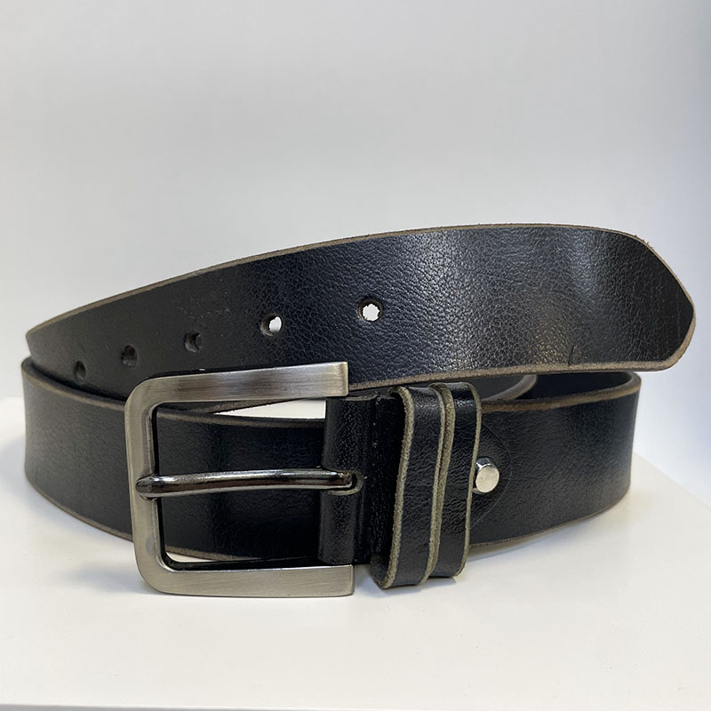 Exkluzivní černý kožený pásek s vlastním monogramem