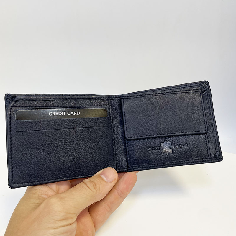 Stylová tmavě modrá kožená peněženka s osobním monogramem | BEORIGINAL