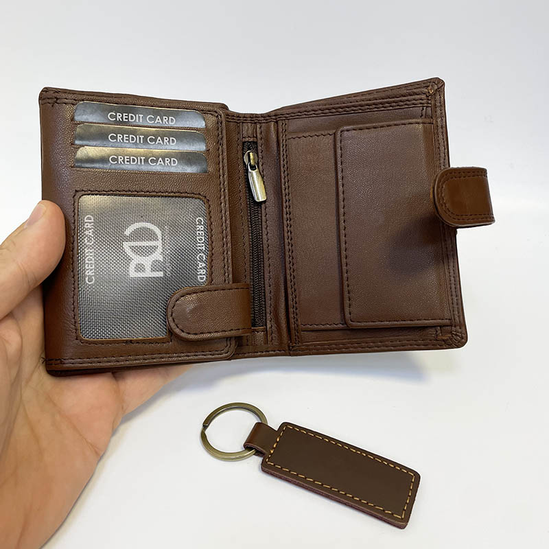 Pánský tmavě hnědý kožený set – peněženka se zapínáním a klíčenka s monogramem