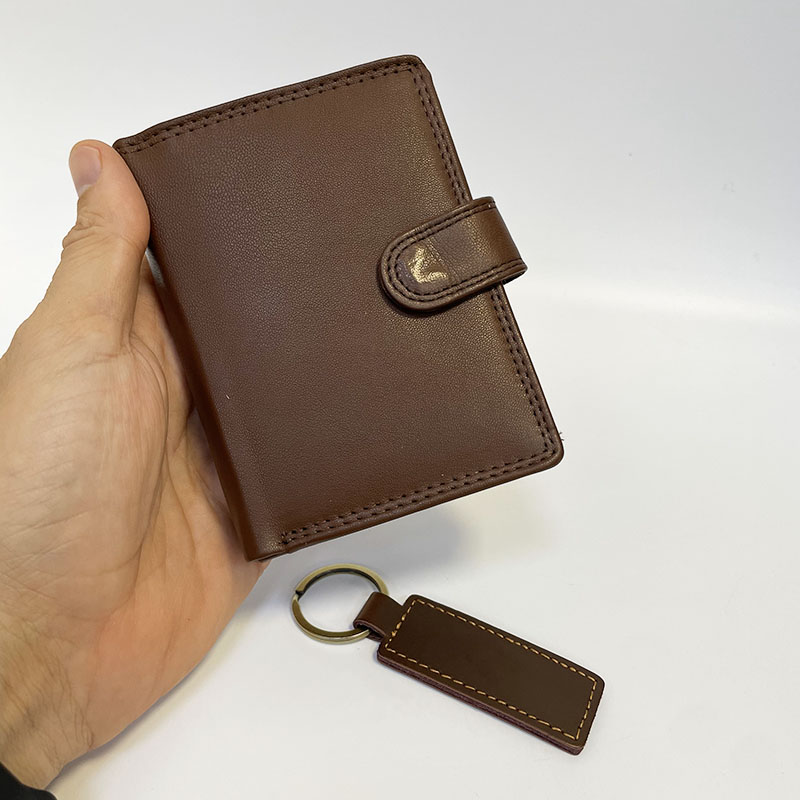 Pánský tmavě hnědý kožený set – peněženka se zapínáním a klíčenka s monogramem