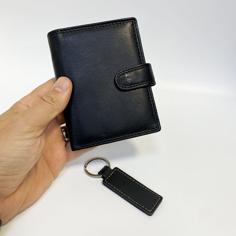 Pánský černý kožený set – peněženka se zapínáním a klíčenka s monogramem, věnováním nebo fotkou