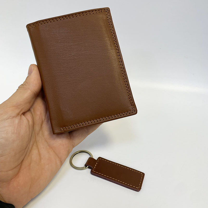 Pánský kožený set světle hnědý – peněženka a klíčenka s možností monogramu, textu nebo fotky